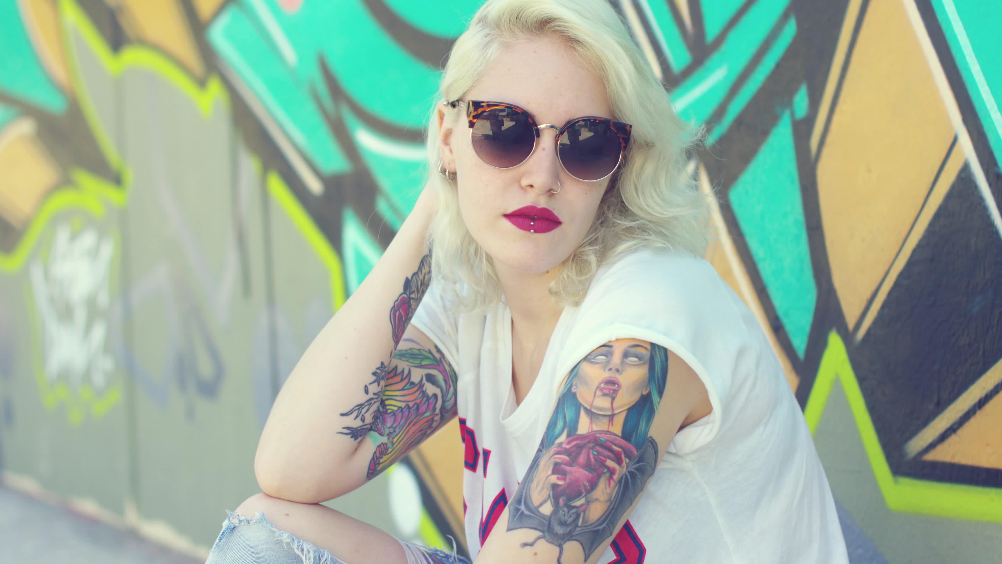 4K Trendy Young Woman Live Wallpapers