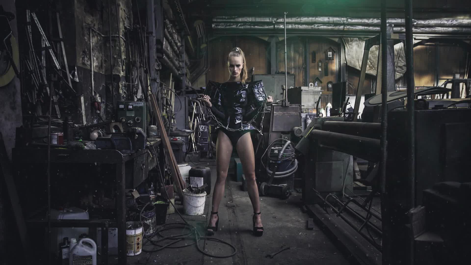 Girl In Chains HD Live Wallpaper