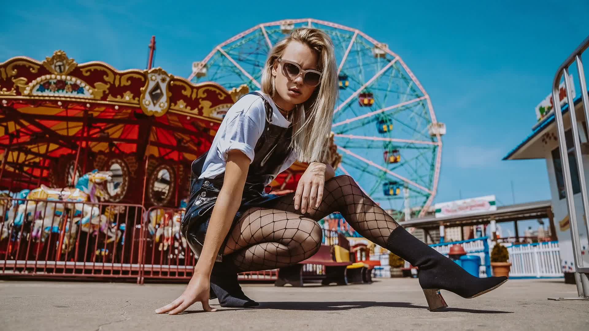 Coney Island Girl Live Wallpaper