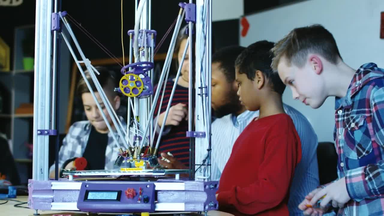 Stock Video 3 d printer in action in kids classroom PC Live Wallpaper