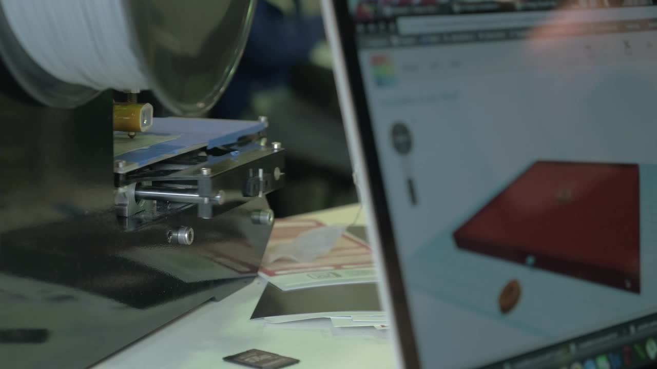 Stock Video 3d printer and laptop PC Live Wallpaper