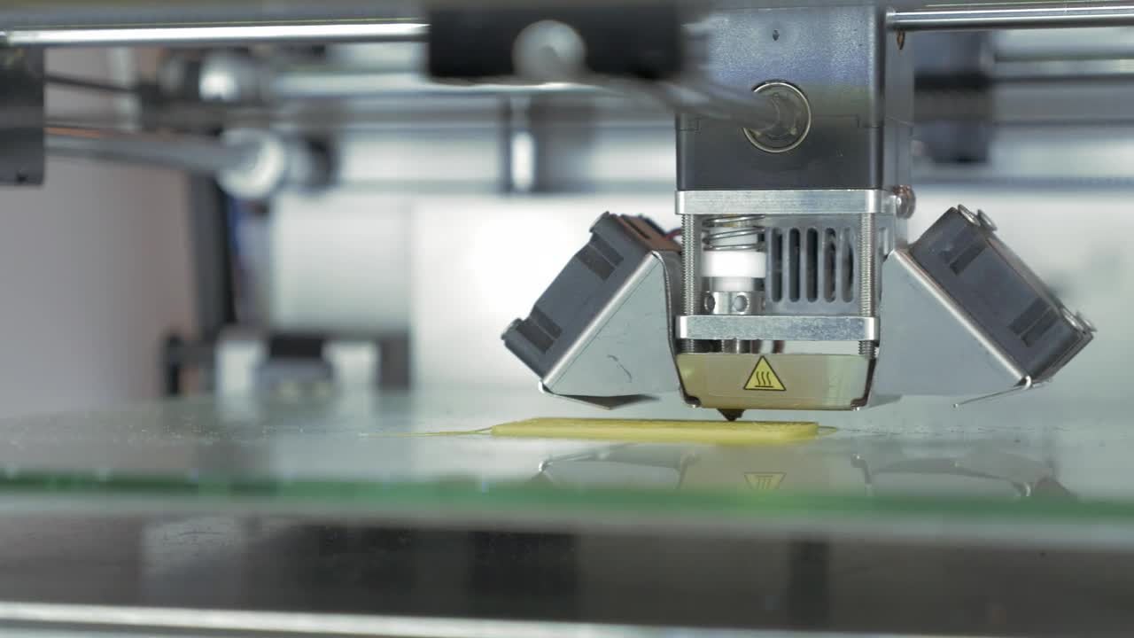 Stock Video 3d printer starting a model PC Live Wallpaper