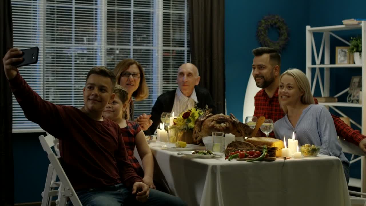 Stock Video A Family Taking A Selfie On Thanksgiving Dinner Live Wallpaper for PC