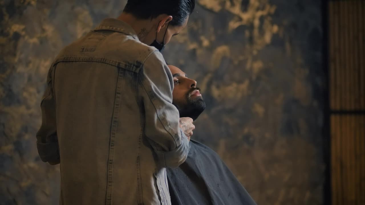 Stock Video Barber Grooming A Mans Beard Live Wallpaper For PC