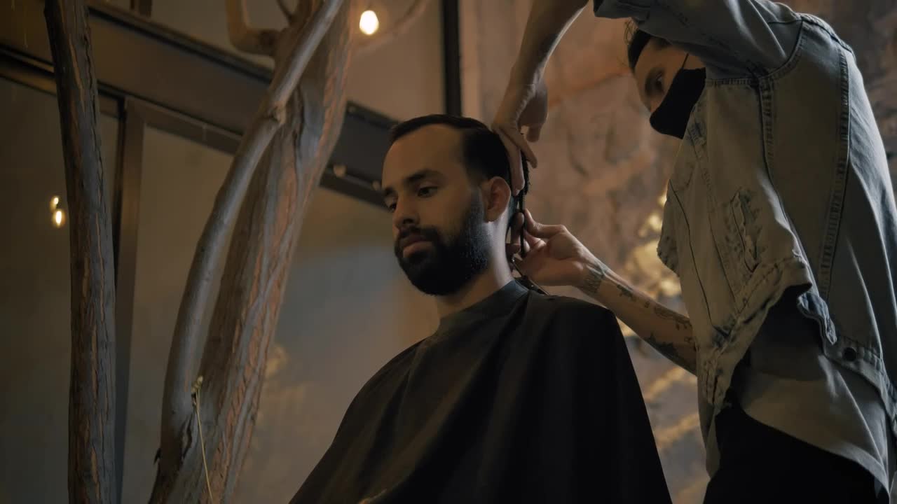 Stock Video Barber Cutting A Mans Hair Live Wallpaper For PC