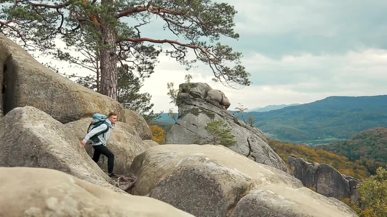 Stock Video Backpackers In Jeans Look Out Over Rustic Mountains Live Wallpaper For PC