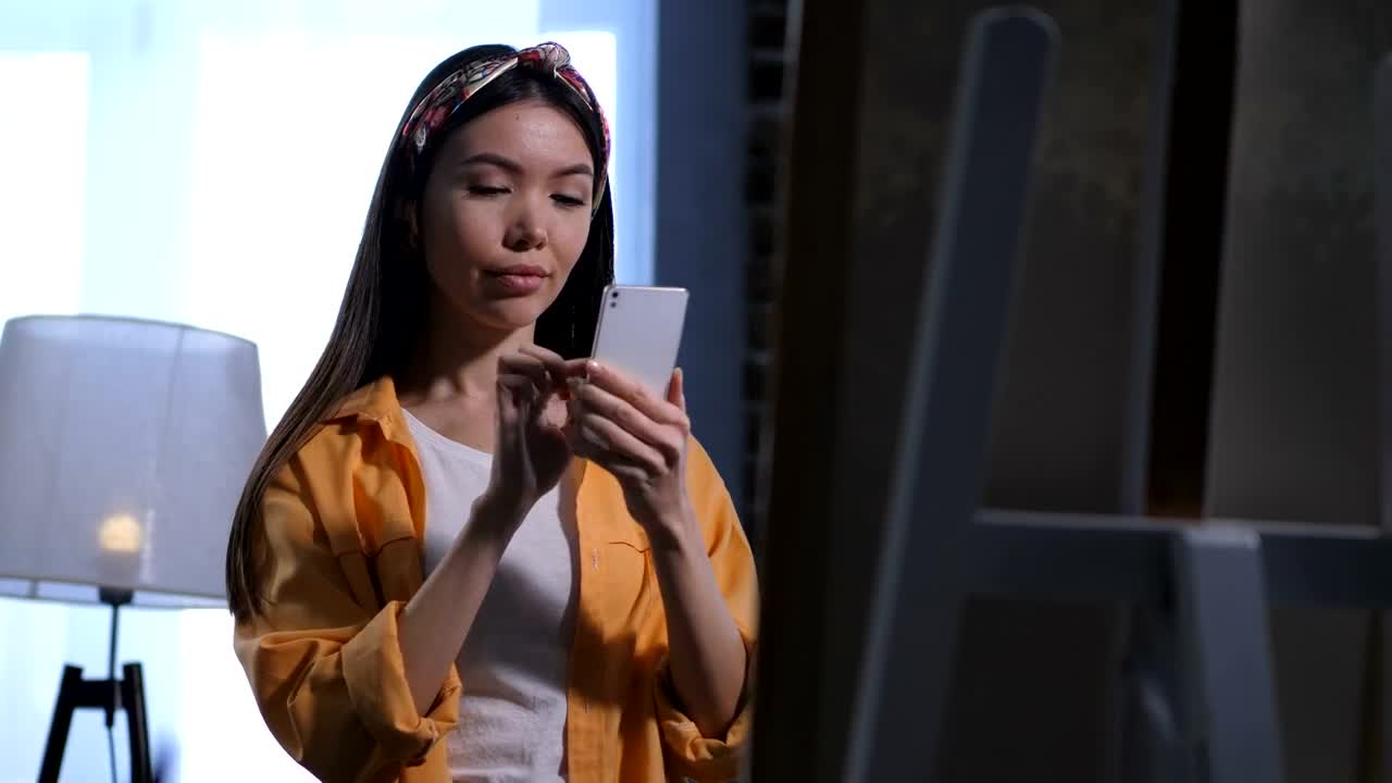 Stock Video Artist Taking A Photo Of Her Work For Instagram Live Wallpaper For PC