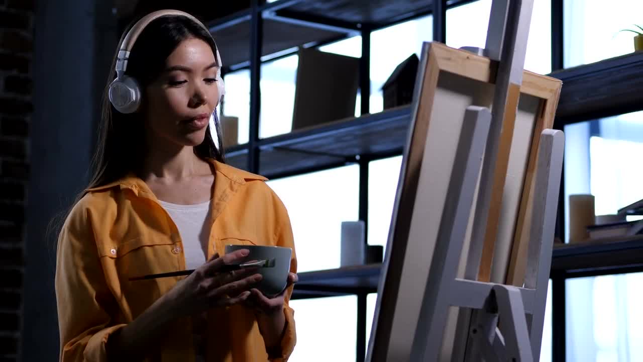 Stock Video Artist Listening To Music While Working Live Wallpaper For PC