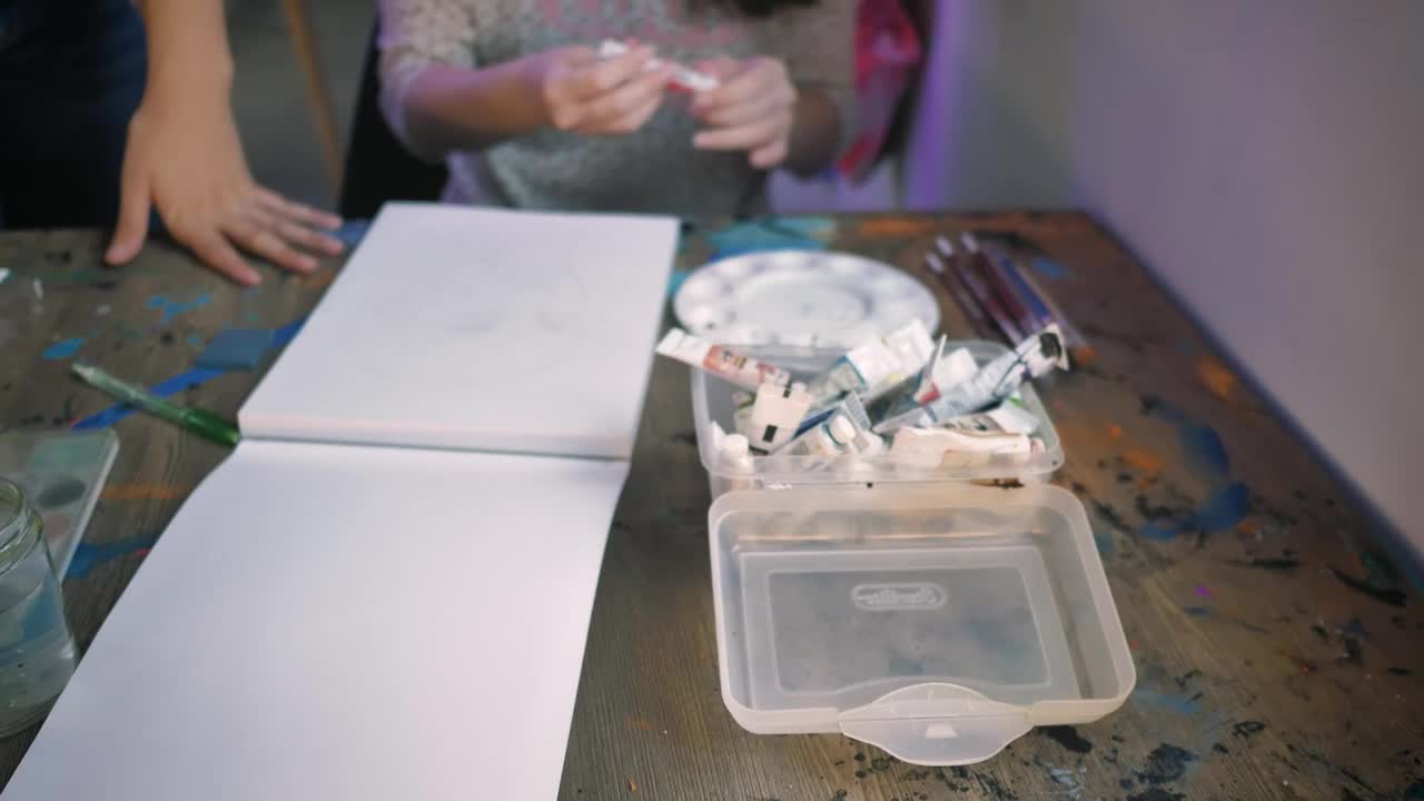 Stock Video Artist Girl Preparing A Palette With Paint Live Wallpaper For PC