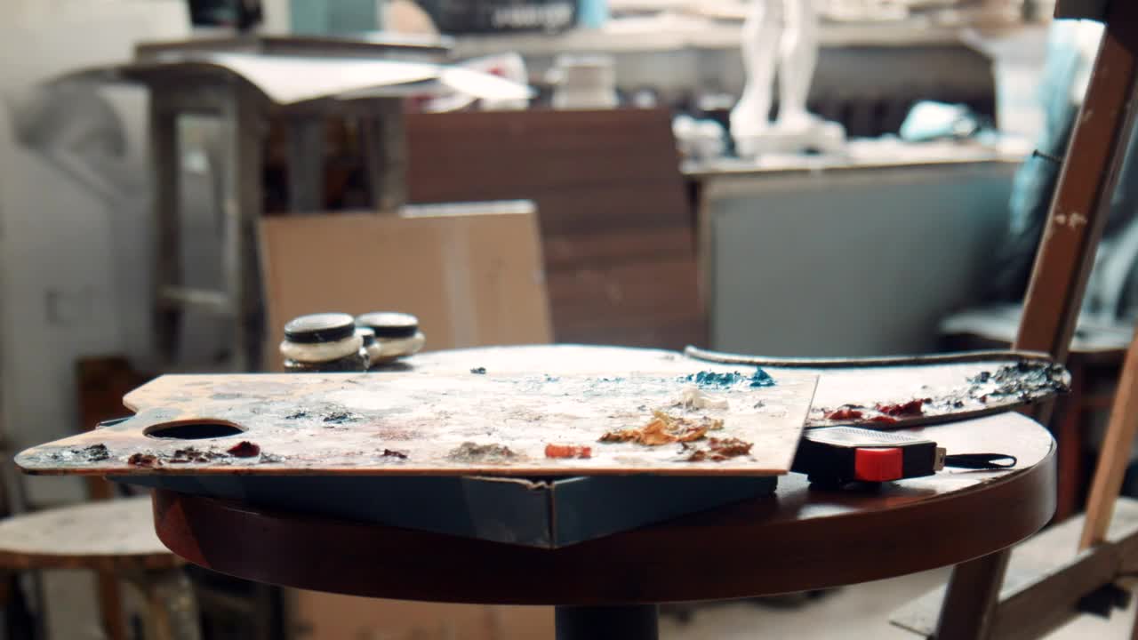 Stock Video Artist Cleaning His Brushes Live Wallpaper For PC