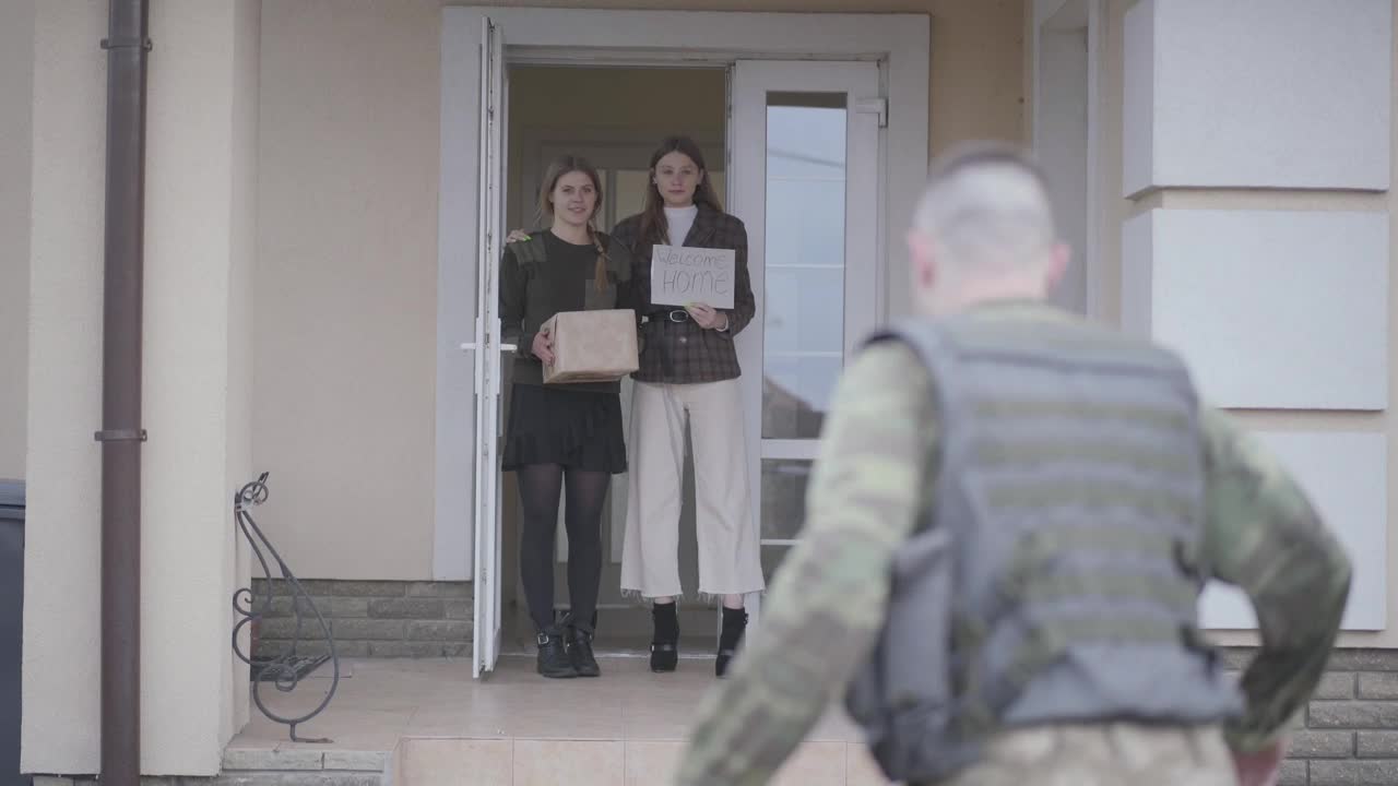 Stock Video Army Soldier Returns Home And Hugs Family At Door Live Wallpaper For PC