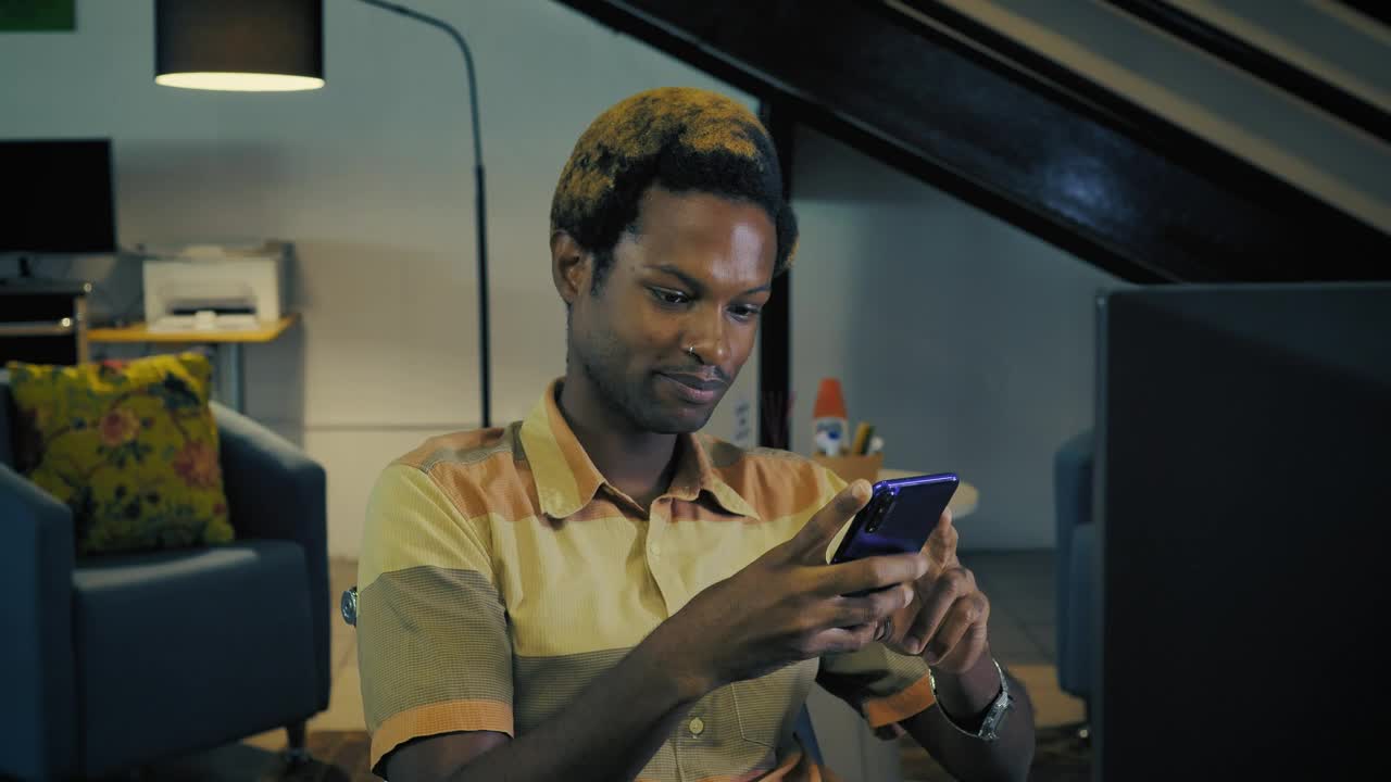 Stock Video Angry Young Man Reading His Smartphone Live Wallpaper For PC