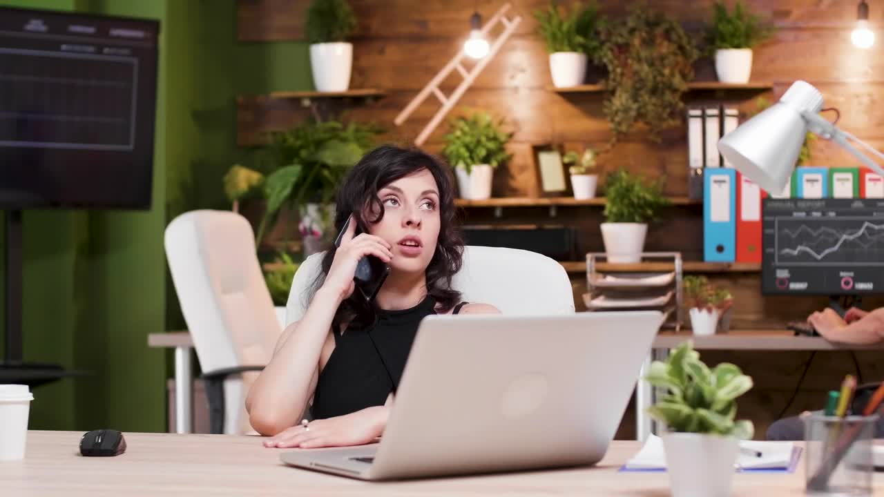 Stock Video Angry Woman Screams Into Mobile Phone In Office Live Wallpaper For PC
