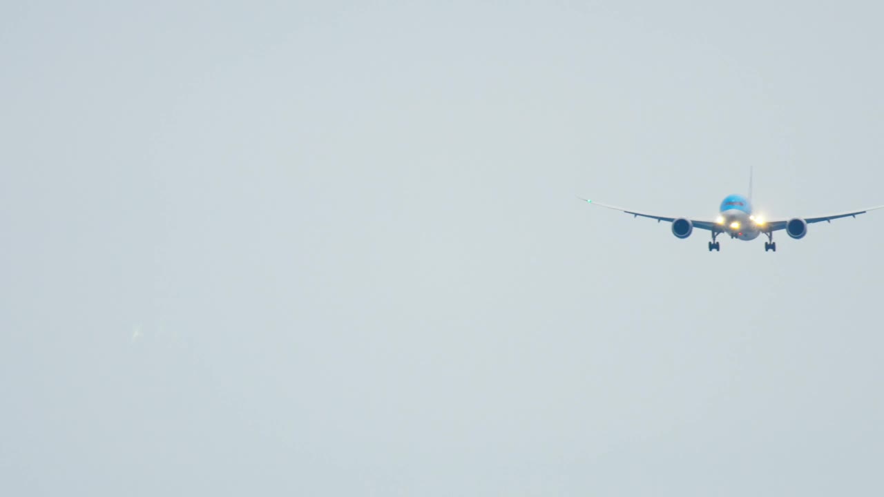 Stock Video Airplane With Lights On Is Crossing The Sky Live Wallpaper For PC