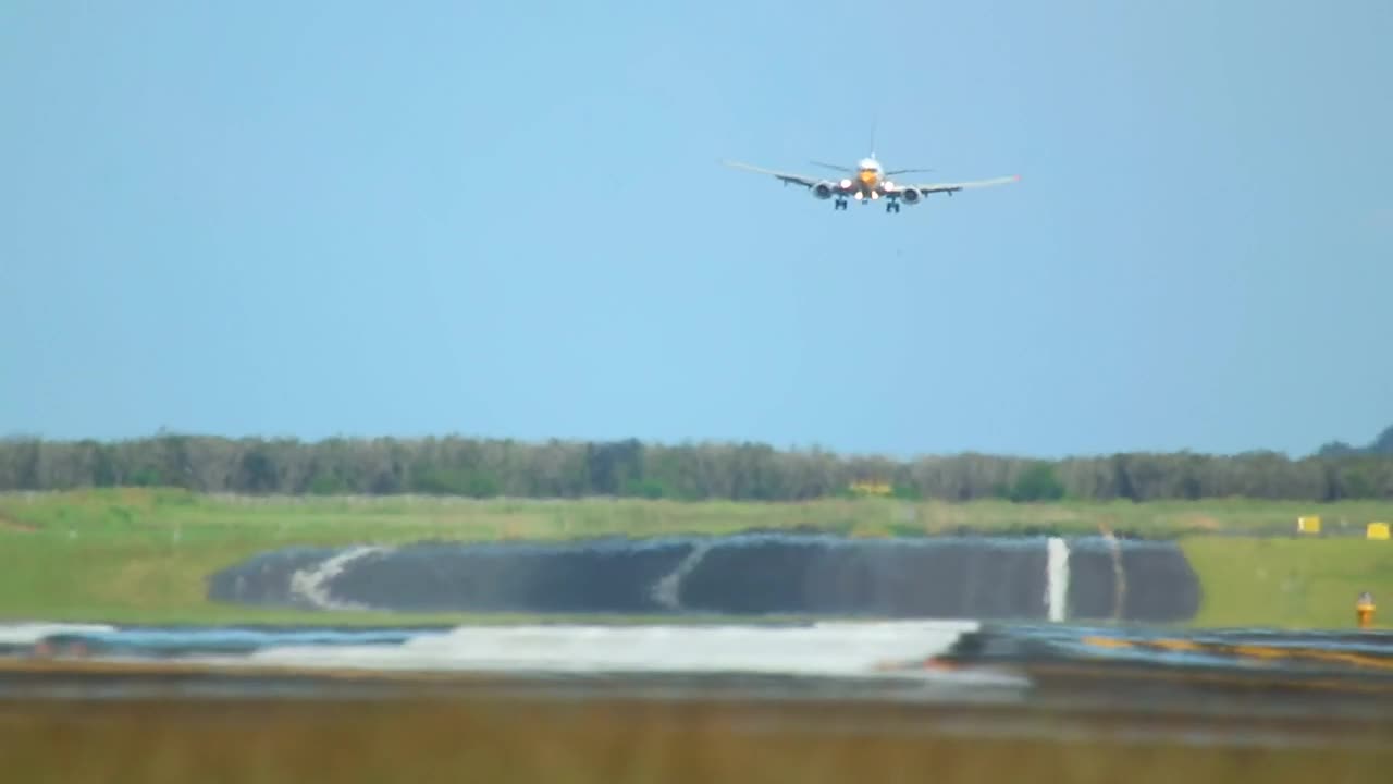 Stock Video Airplane Landing In A Clear Day Live Wallpaper For PC