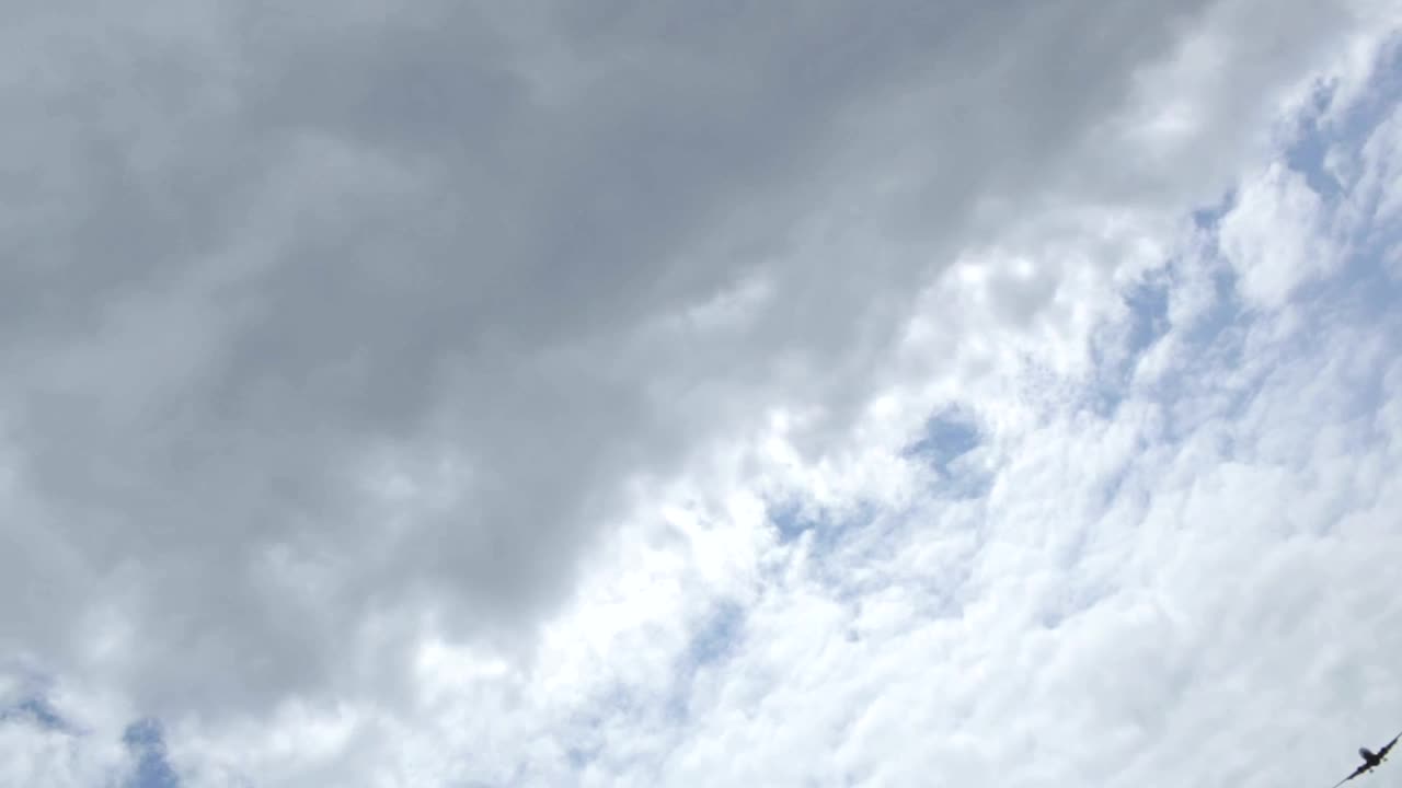 Stock Video Airplane Flying Low Live Wallpaper For PC