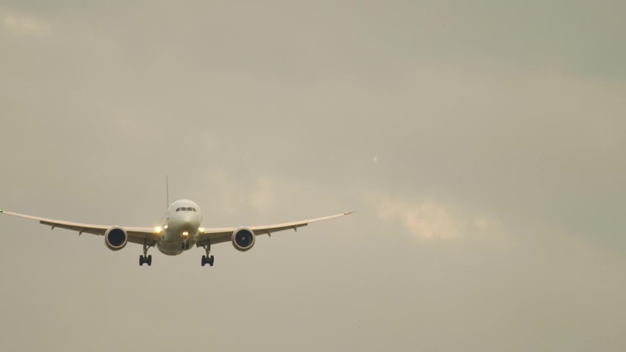 Stock Video Airplane Flying In A Gray Sky Live Wallpaper For PC