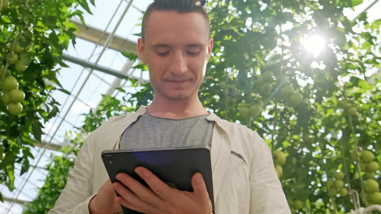Stock Video Agronomist Working On A Tablet Live Wallpaper For PC
