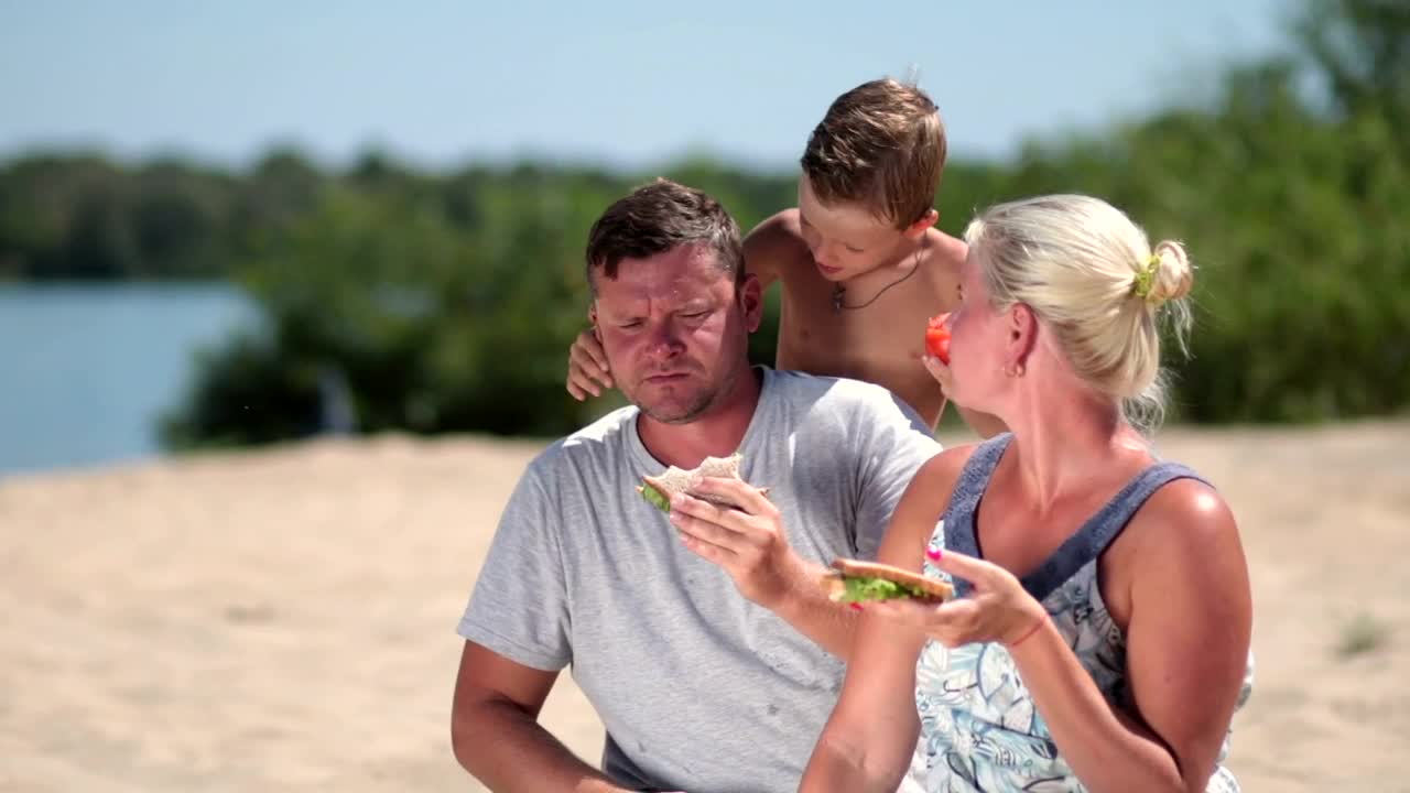 Stock Video Agitated Dad At The Beach Live Wallpaper For PC