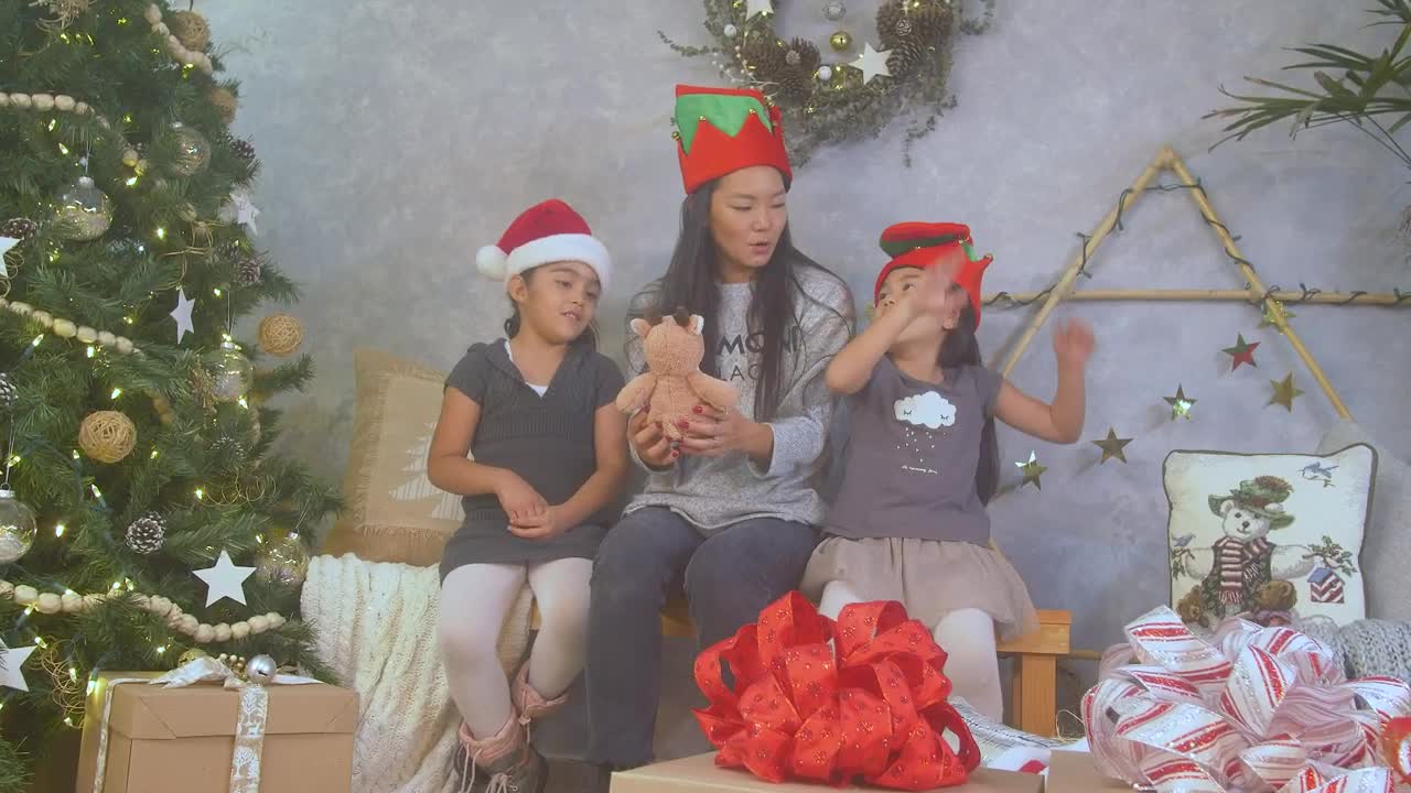 Stock Video A Mother With Her Two Daughters On Christmas Day Live Wallpaper For PC