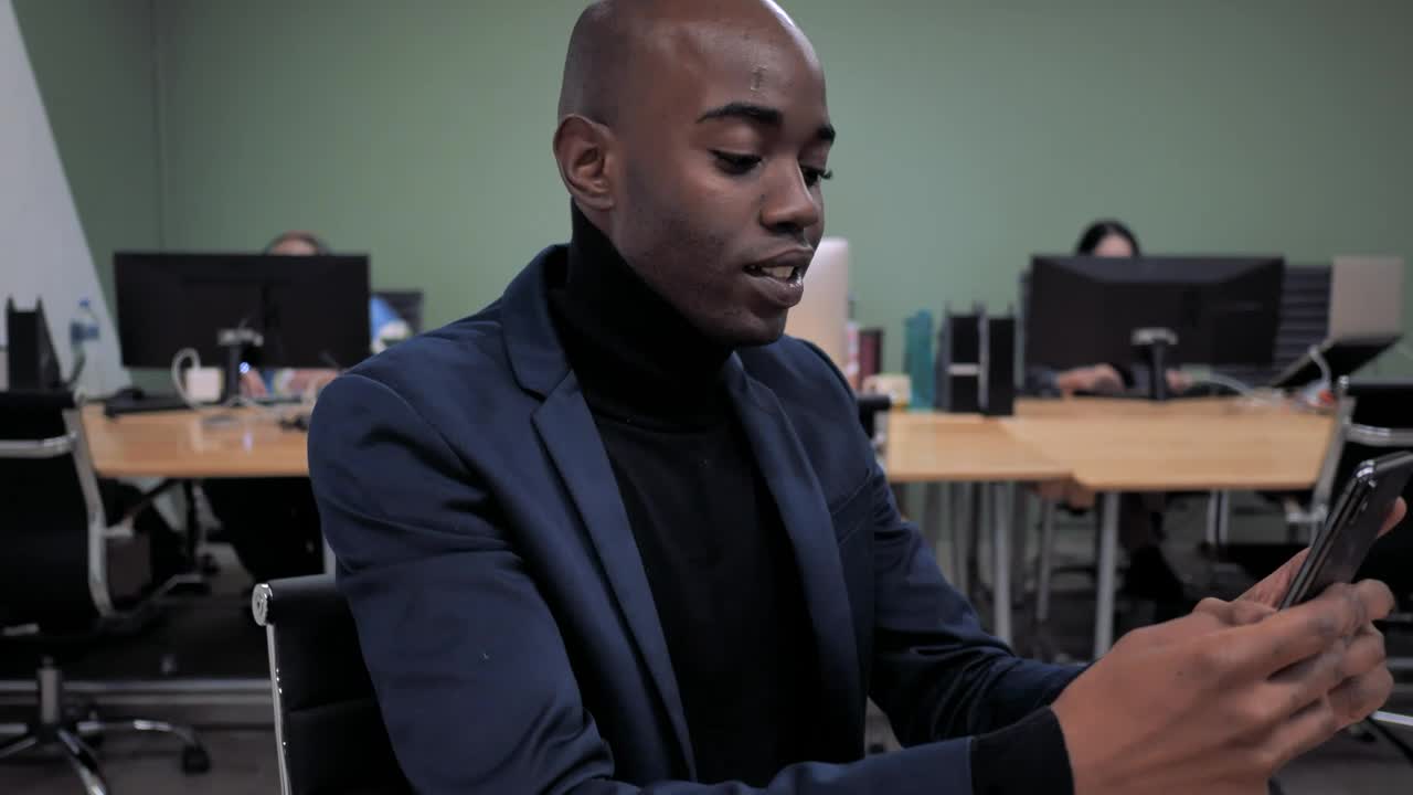 Stock Video A Man Wearing A Suit Works At The Office Live Wallpaper For PC