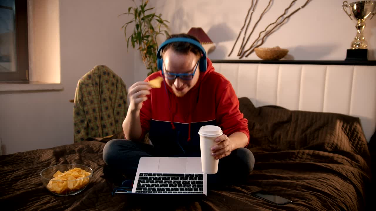 Stock Video A Man Sitting On The Bed On A Video Call Live Wallpaper For PC