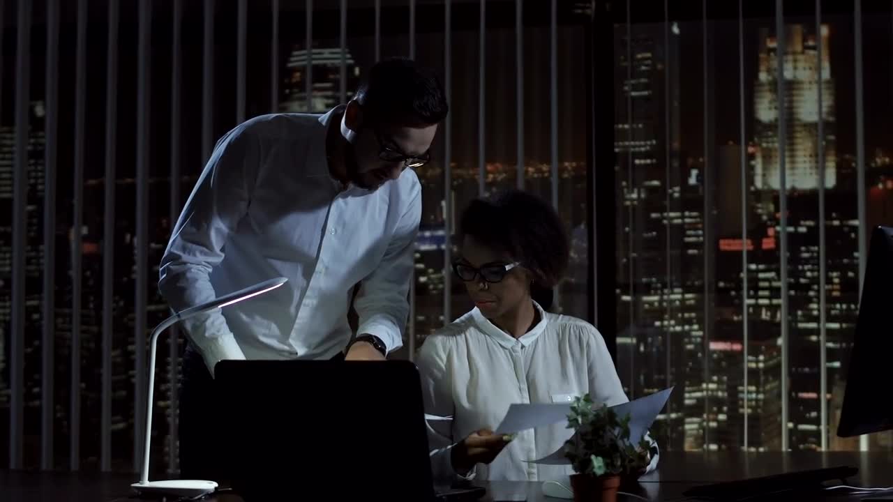 Stock Video A Man Screaming To A Woman In Her Desk Live Wallpaper For PC