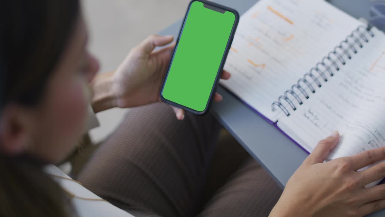 Stock Video Business Woman Holding A Cell Phone With Green Screen Live Wallpaper For PC