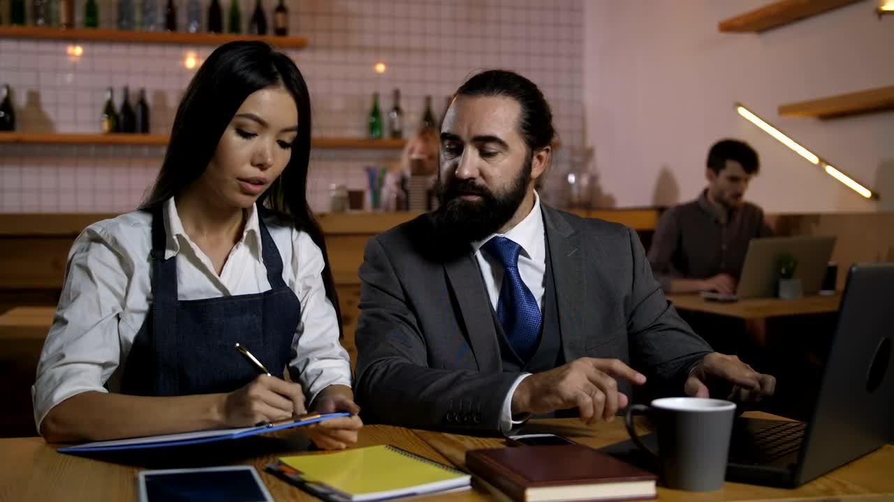 Stock Video Business Owner Assigning Tasks At A Cafe Live Wallpaper For PC