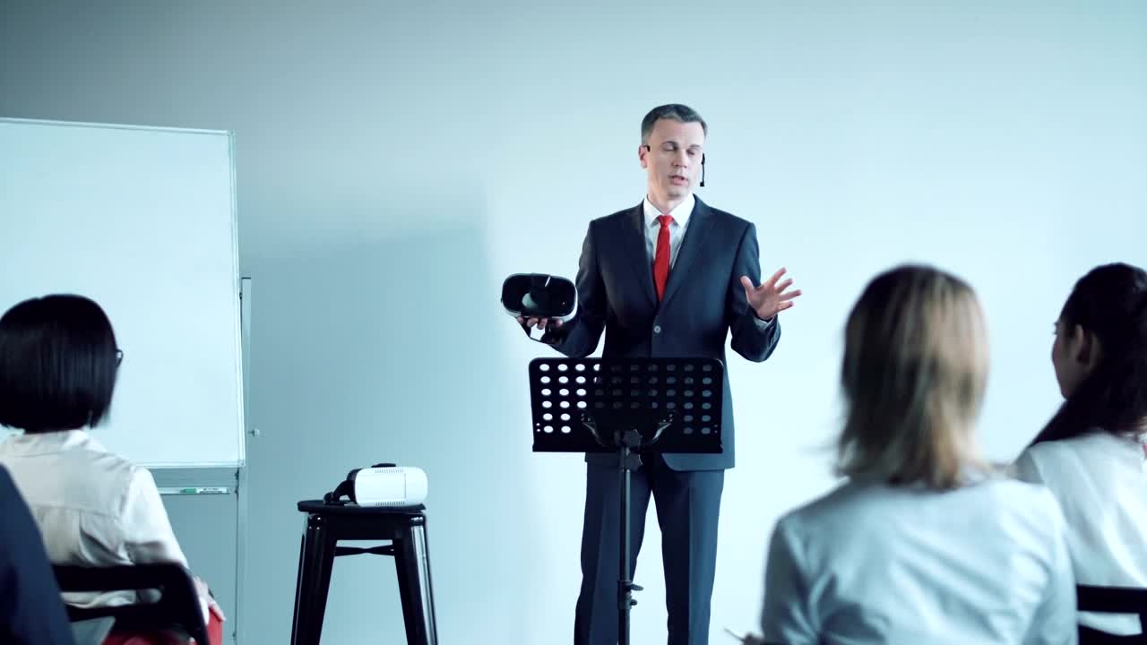Stock Video Business Man Doing A Presentation With Vr Glasses Live Wallpaper For PC