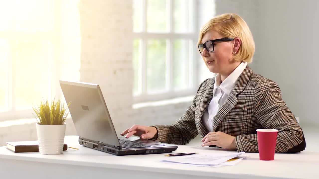 Stock Video Business Leader Works On Laptop And Sips Drink Live Wallpaper For PC