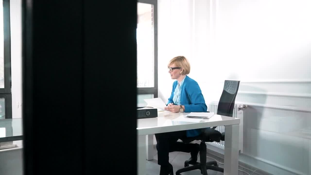 Stock Video Business Leader Meets With Employee In Bright Office Live Wallpaper For PC