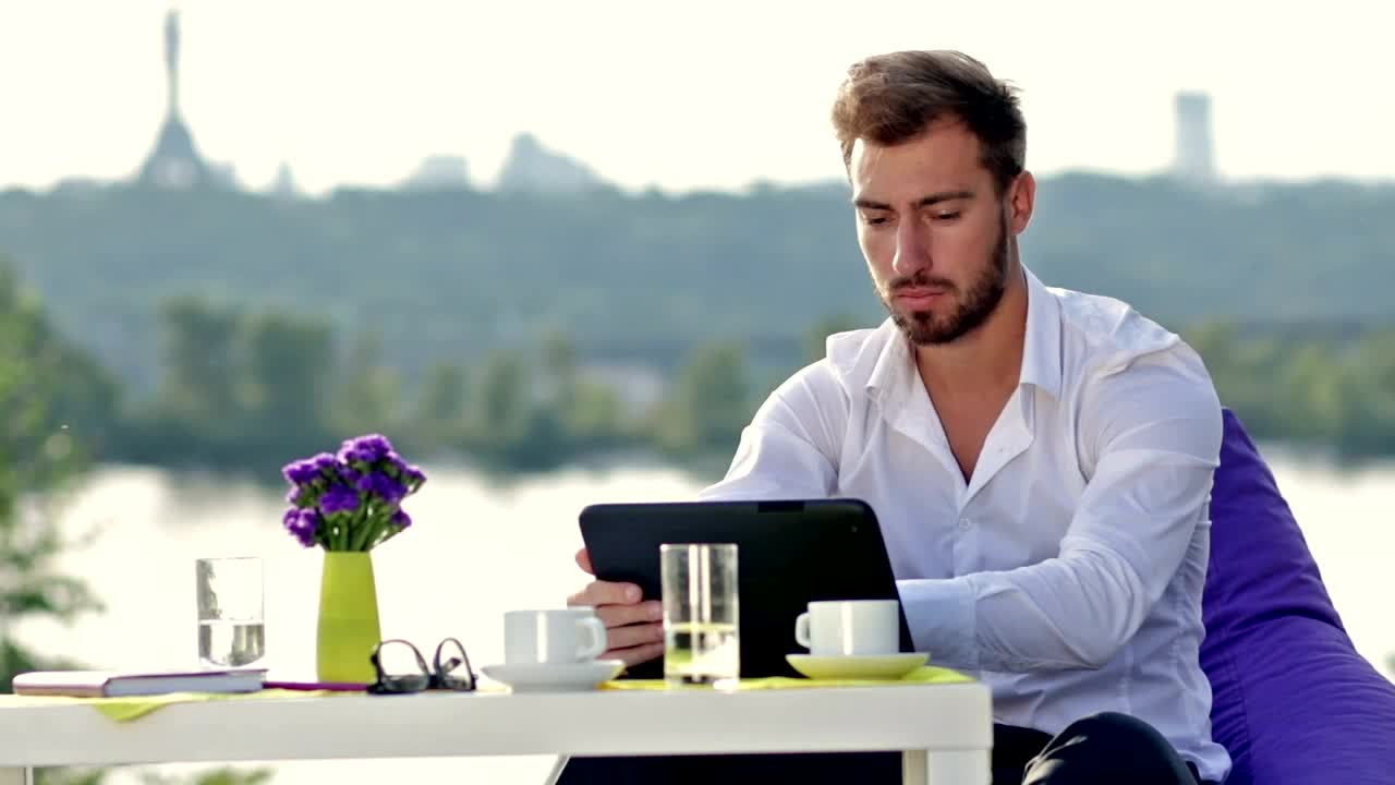 Stock Video Browsing The Internet Outside Live Wallpaper For PC