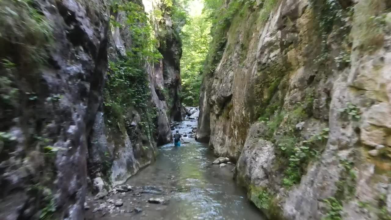 Stock Video Browser Between Two Rocky Mountains Live Wallpaper For PC