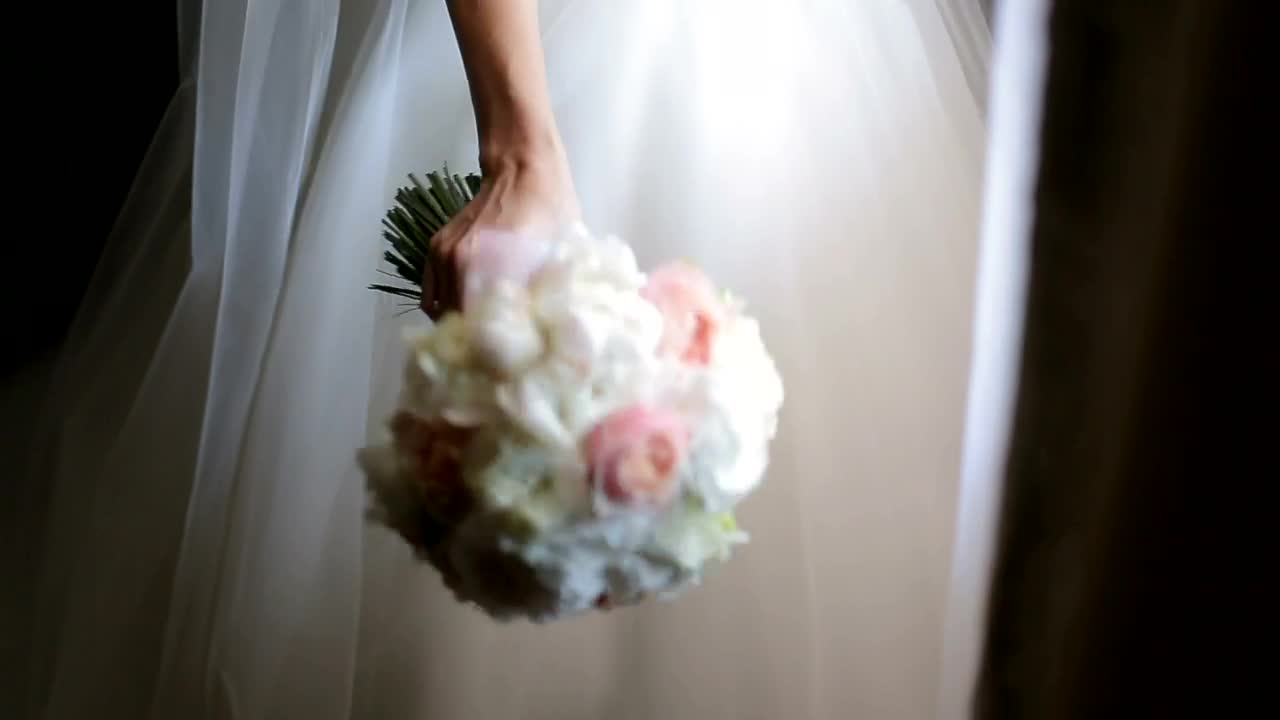 Stock Video Bride In Wedding Dress Smells Bouquet Of Roses Live Wallpaper For PC