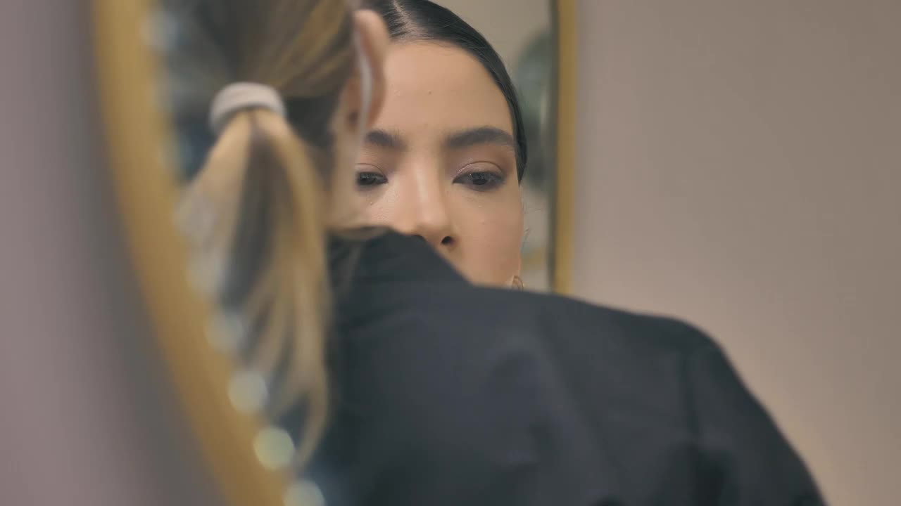 Stock Video Bride In Front Of The Mirror While Being Made Up Live Wallpaper For PC