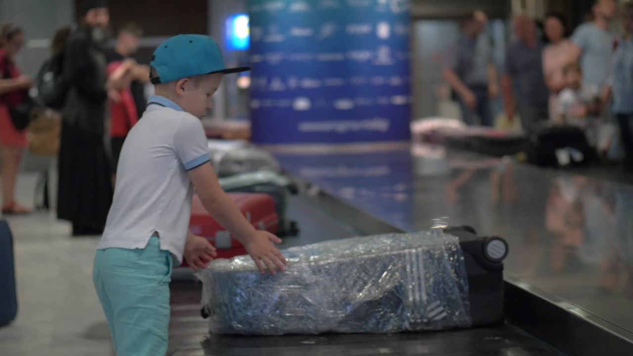 Stock Video Boy Looking For His Bag At An Airport Live Wallpaper For PC