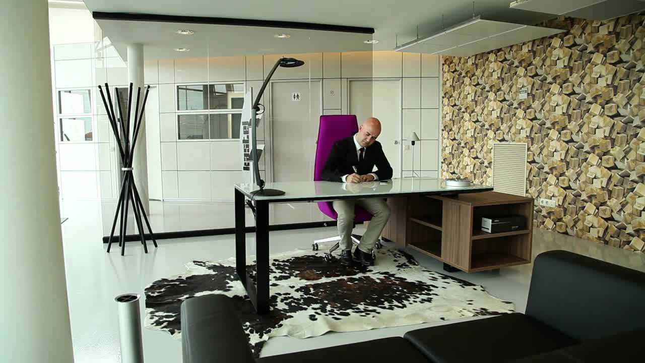 Stock Video Boss Sitting At Their Desk Live Wallpaper For PC