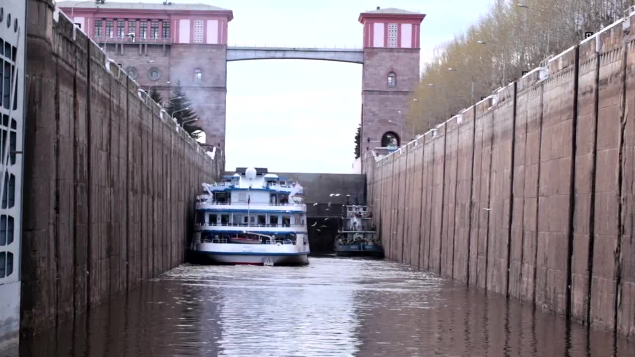 Stock Video Boat In A Lock Live Wallpaper For PC