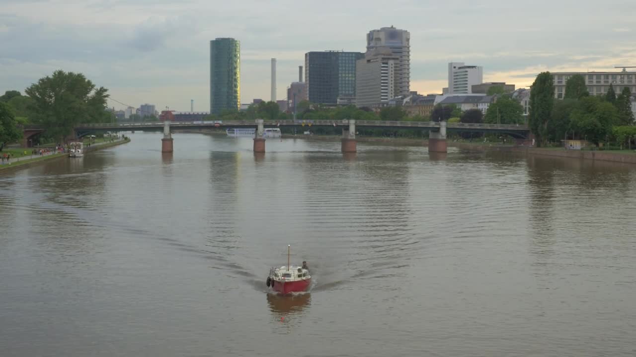 Stock Video Boat Heading Through Frankfurt Live Wallpaper For PC