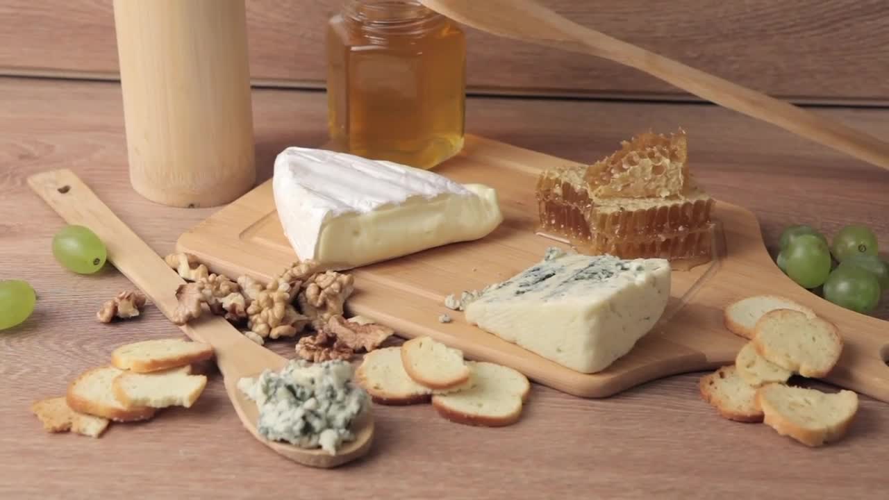 Stock Video Blue Cheese On A Wooden Board Live Wallpaper For PC