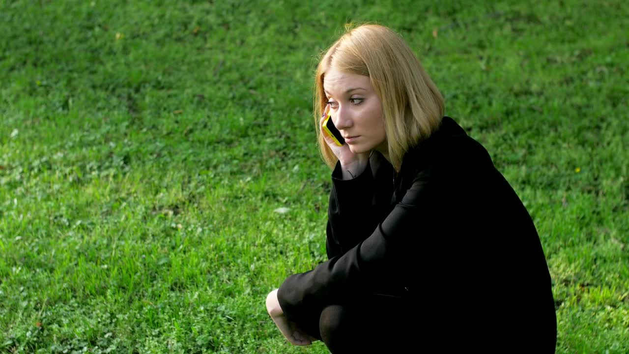 Stock Video Blonde Woman Using Her Phone Outside Live Wallpaper For PC