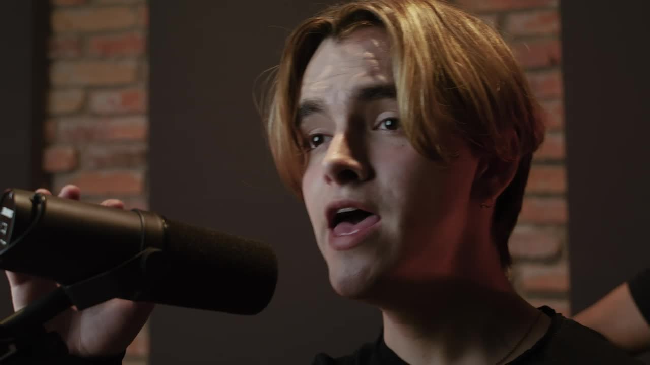 Stock Video Blonde Singer Singing A Romantic Song Live Wallpaper For PC