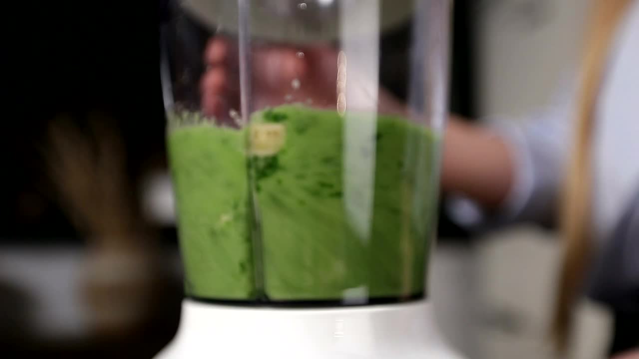 Stock Video Blending A Green Smoothie Live Wallpaper For PC