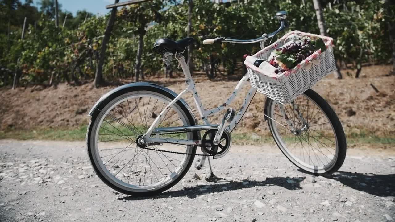 Stock Video Bicycle With A White Basket Live Wallpaper For PC