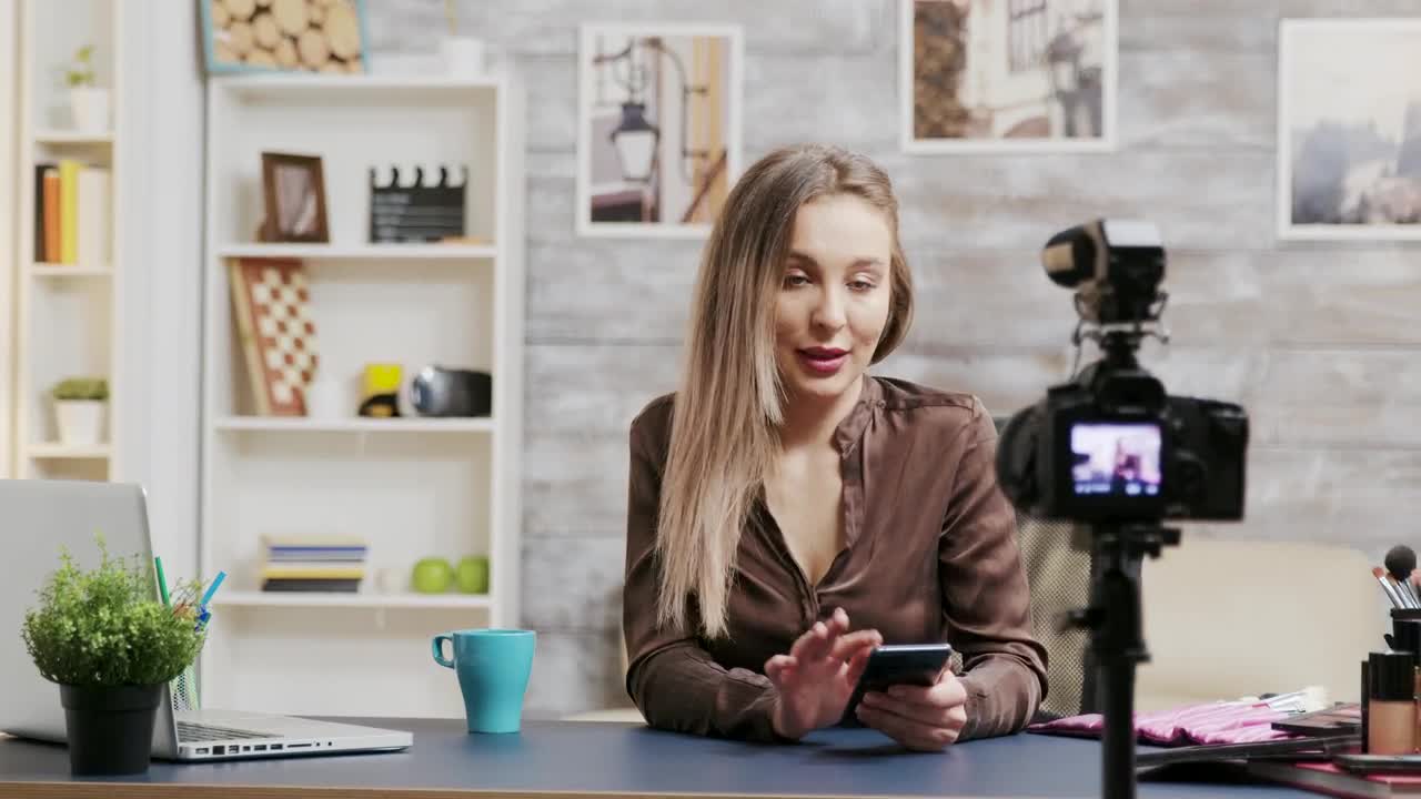 Stock Video Beauty Vlogger Answers Subscribers While Recording Live Wallpaper For PC
