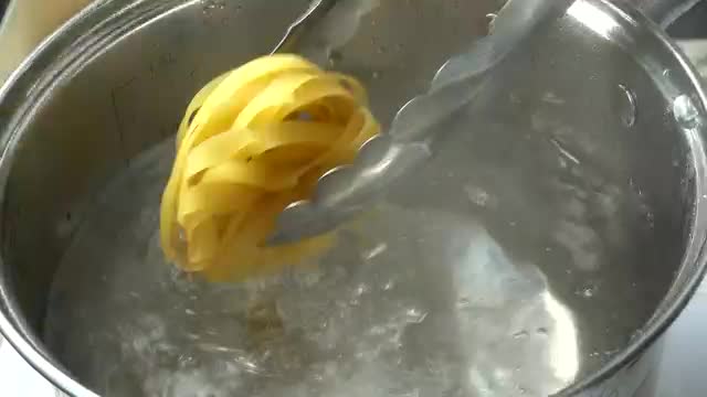 Stock Video Mixkit Boiling Pasta In A Large Pan  Smal Live Wallpaper For PC