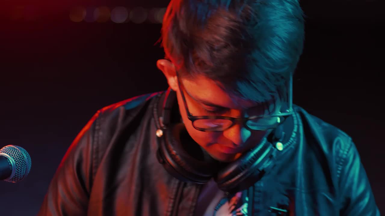 Video Stock Close Up View Of A Skilled Dj Playing On A Turntable Live Wallpaper For PC