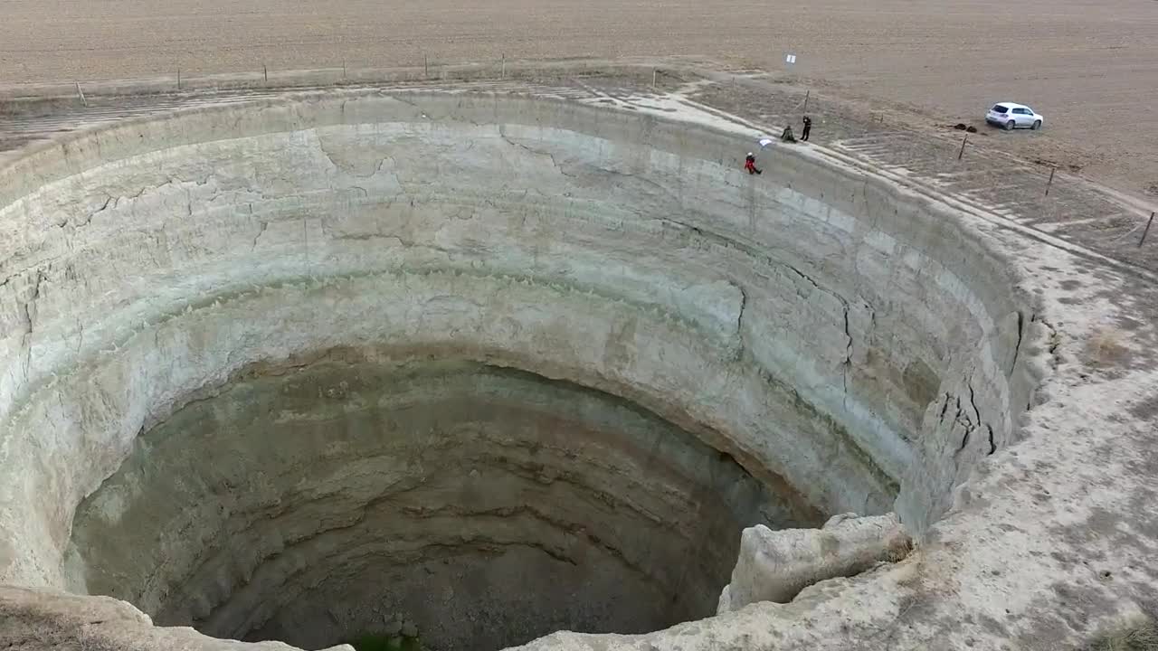 Video Stock Climbers Going Down A Deep Sinkhole Live Wallpaper For PC