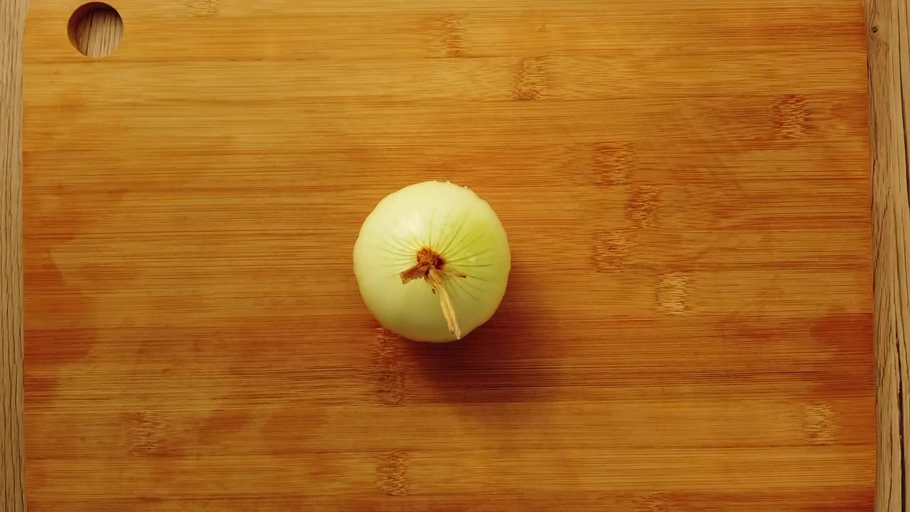 Video Stock Chopping Up An Onion Live Wallpaper For PC